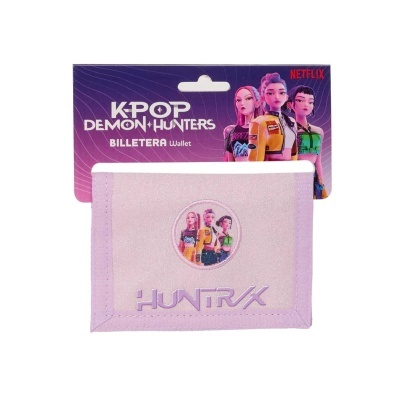 Carteira rosa com imagem de personagens de desenho animado e embalagem roxa com texto K-POP DEMON HUNTERS