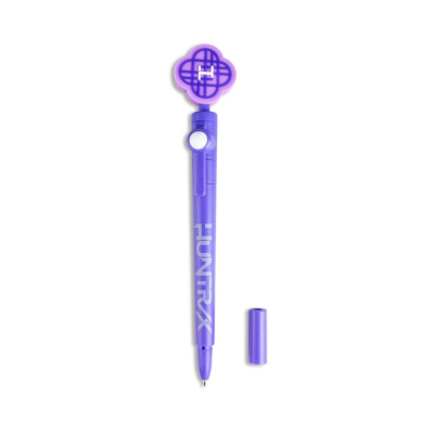 caneta roxa com padrão ornamental na parte superior