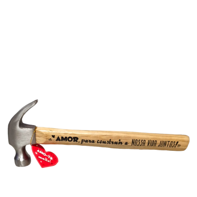 Martelo com cabo de madeira e texto gravado, etiqueta vermelha pendurada