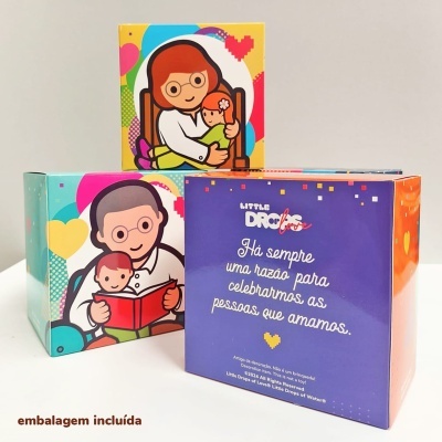 Caixas coloridas com desenhos de adultos a segurar bebés e texto em português sobre celebração e amor.