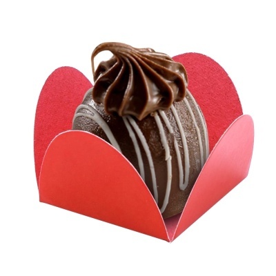Doce de chocolate com creme num suporte de papel vermelho