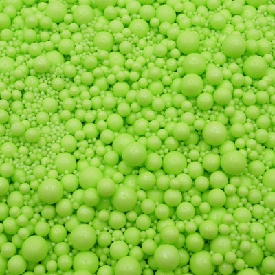 Muitas esferas verdes foscas de vários tamanhos agrupadas uniformemente.