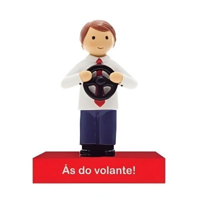 Figura decorativa segurando volante com base vermelha e texto
