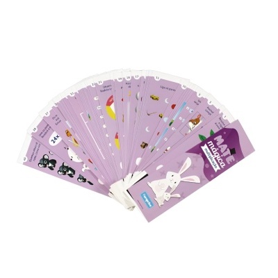 Conjunto de cartas em leque com fundo lilás e desenhos de animais, com texto em português e barra lilás com texto 