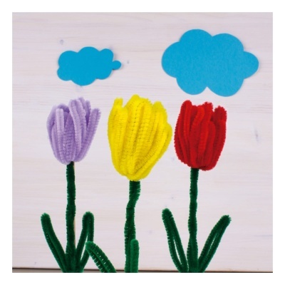 Quadro decorativo com flores feitas de palitos de limpeza coloridos e nuvens azuis