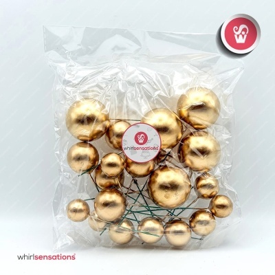Pacote com esferas decorativas metálicas douradas variadas