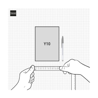 Bloco de papel Y10, caneta transparente, mãos segurando régua branca sobre superfície quadriculada.