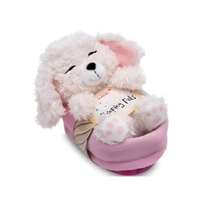 Pelúcia de animal de estimação Sleeping Pets deitado numa cama cor-de-rosa