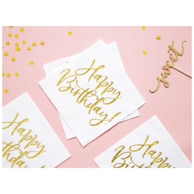 Guardanapos brancos de papel com texto dourado sobre fundo rosa com confetis e topper dourados