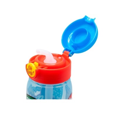 Garrafa de plástico azul com tampa vermelha e azul clara, bico de silicone branco e botão amarelo com texto.