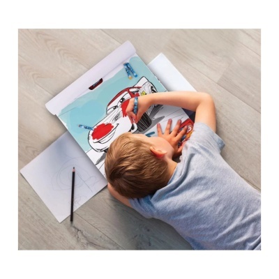 Menino a desenhar um carro colorido no chão de madeira clara