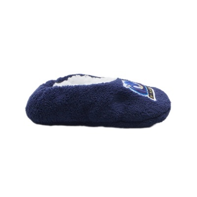 Pantufa azul escura felpuda com interior branco e etiqueta bordada