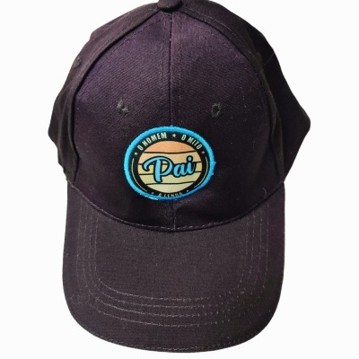 Boné preto com bordado colorido e texto frontal