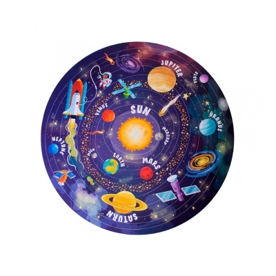 Tapete redondo colorido com ilustração do sistema solar e nomes dos planetas.