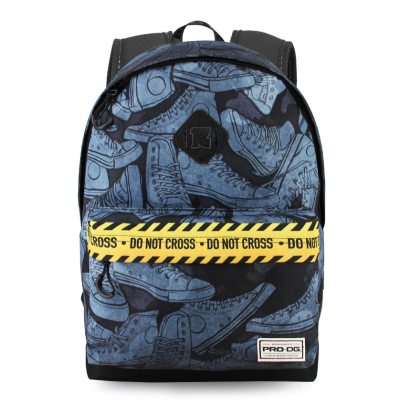 Mochila azul com padrão de ténis e faixa amarela com texto 