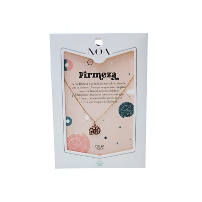 Colar dourado com pendente redondo em cartão decorativo rosa e branco da marca NOA