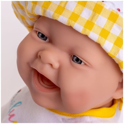 Boneca com chapéu xadrez amarelo e branco e babete branco