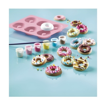 Tabuleiro de silicone rosa com donuts decorados e tintas coloridas sobre superfície azul