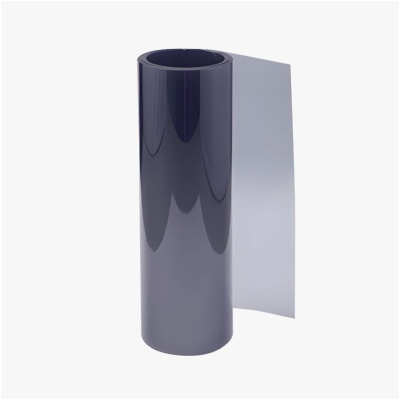 Rolo de filme plástico preto brilhante sobre fundo branco