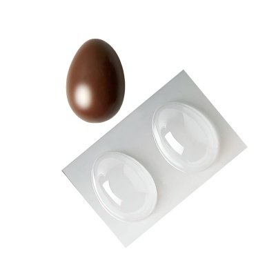 Ovo de chocolate castanho com molde transparente para ovo em fundo branco