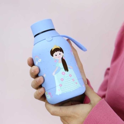 Garrafa de água azul com desenho de menina princesa e tampa azul, segurada por mãos com camisola cor-de-rosa