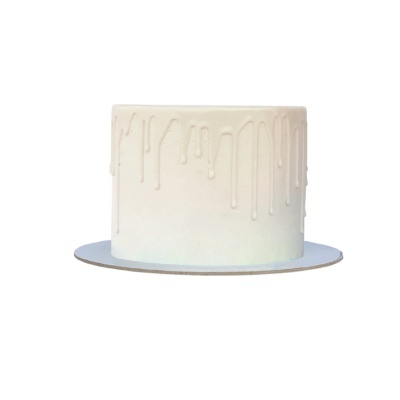 Bolo branco com calda gotejante em prato prateado