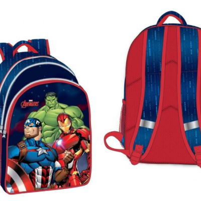 Mochila infantil vermelha e azul com personagens Avengers na frente