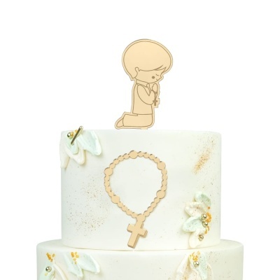 Bolo de comunhão branco com decoração religiosa dourada e flor branca