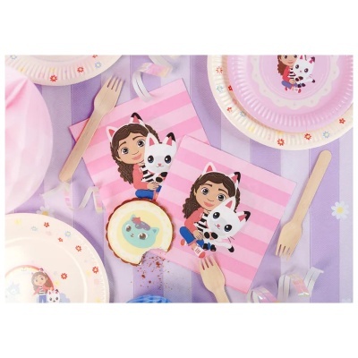 Conjunto de artigos de festa com padrões e desenhos de menina e gato em fundo lilás