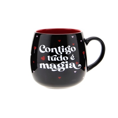 Caneca preta com texto e corações decorativos