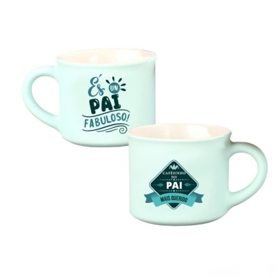 Duas chávenas de café brancas com textos para pai.