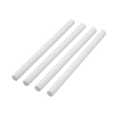 Quatro canudos brancos em linha