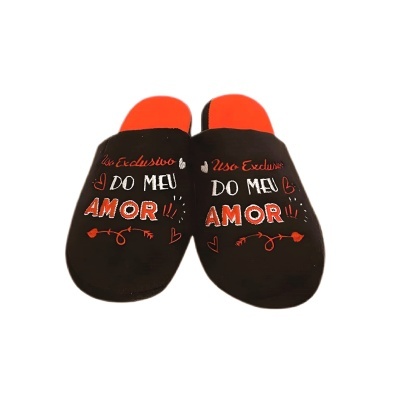 Chinelos pretos com interior vermelho e texto 'Uso Exclusivo DO MEU AMOR'