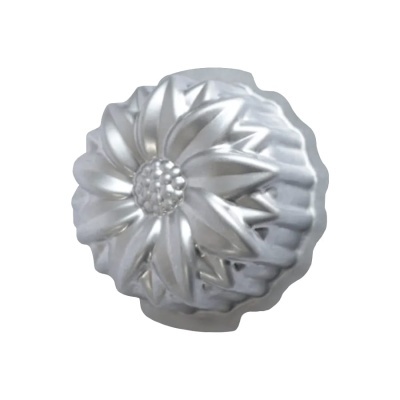 Forma de alumínio com padrão floral em relevo