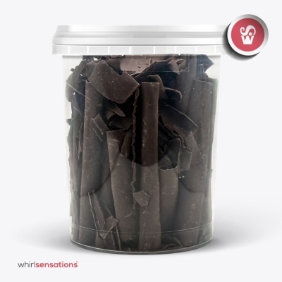 Recipiente transparente com lascas de chocolate escuro