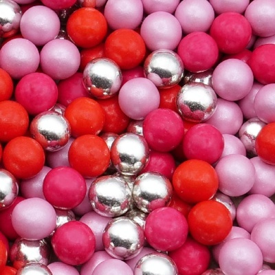 Bolas decorativas coloridas rosa, vermelho e prateado próximas umas das outras