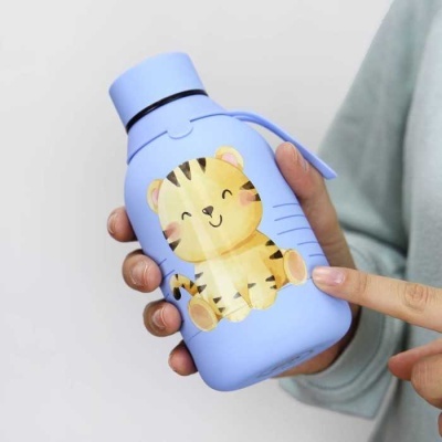 Garrafa térmica azul com desenho de tigre sorridente