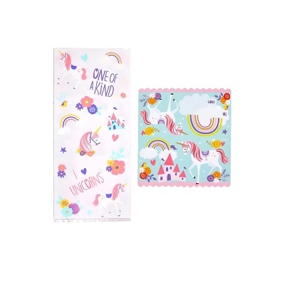 Papelaria com desenhos de unicórnios, flores e arco-íris