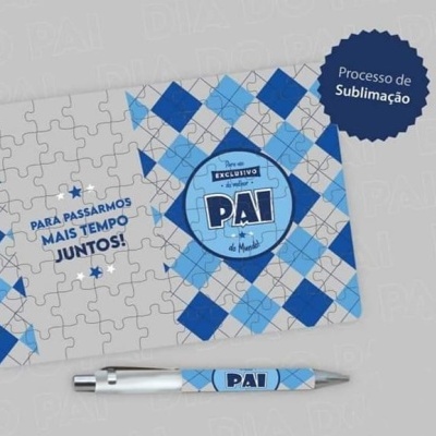 Puzzle de cartão com padrão azul e caneta prateada com detalhes azuis e texto 'PAI'
