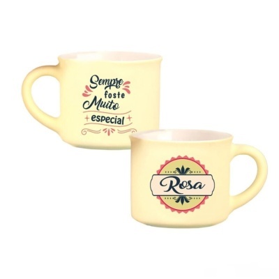 Duas canecas amarelas com texto decorativo em português