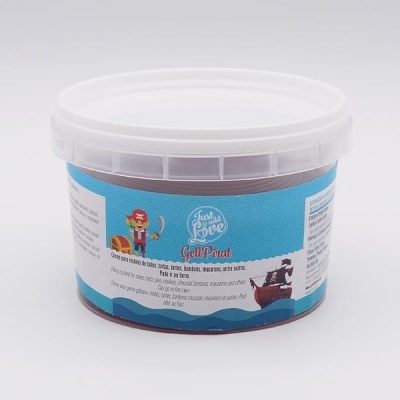 Recipiente plástico com creme castanho, rótulo azul com pirata e barco