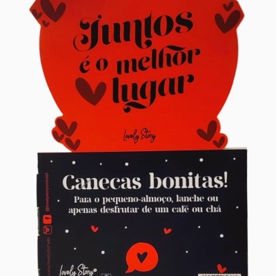 Expositor vermelho em forma de coração com texto preto e base preta com texto branco e corações vermelhos