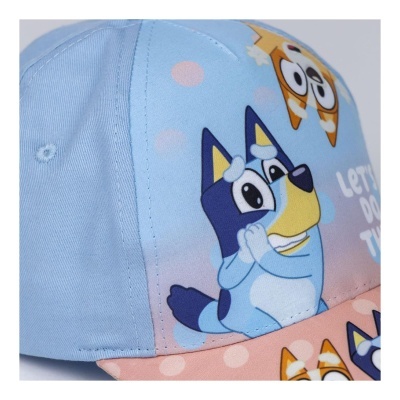 Boné azul claro com estampas de cães animados e bolas cor de rosa.