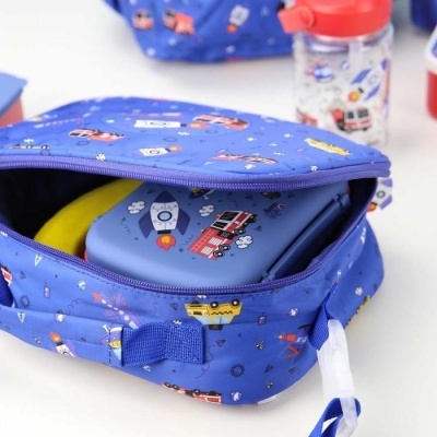 Mochila azul com padrões de carros e foguetes aberta com lancheira azul dentro