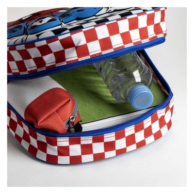 Mochila uma aberta mostrando interior verde com estojo vermelho e garrafa de água.