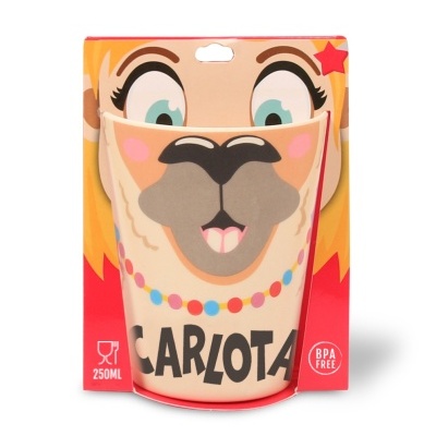 Copo infantil 250ml com design de rosto de animal e nome CARLOTA, embalagem vermelha