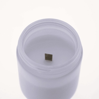 Frasco branco aberto com cera e pavio quadrado