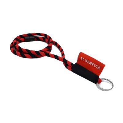 Cordão de tecido vermelho e preto com etiqueta SL BENFICA e argola metálica