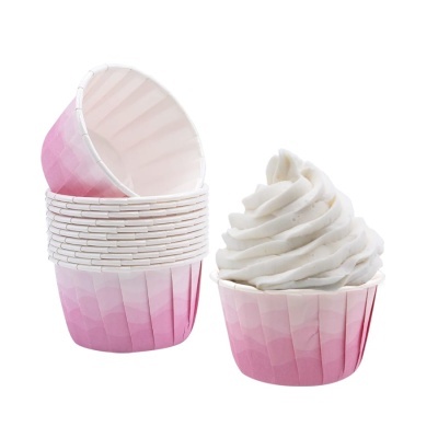 Forminhas para cupcakes em papel rosa e branco com chantilly branco