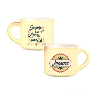 Duas canecas amarelas com texto e nome decorativos